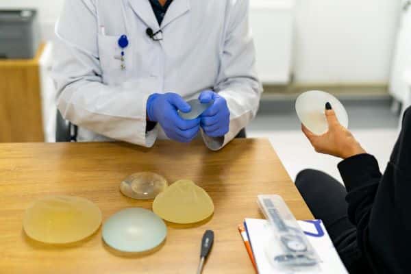 Médico apresenta à paciente os diferentes tipos de próteses de silicone