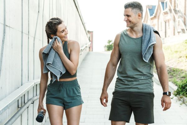 casal caminhando pelas ruas exercitando-se