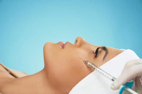 Aplicação de botox em mulher jovem.