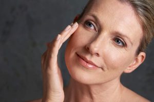 Bonita mulher madura com a pele tratada com bioremoduladores de colágeno