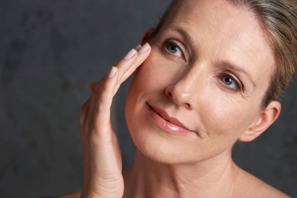 Bonita mulher madura com a pele tratada com bioremoduladores de colágeno