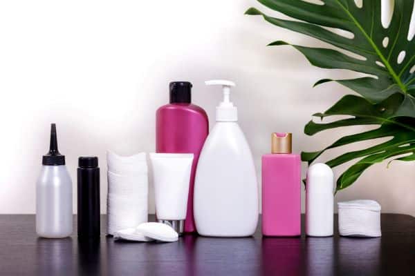 Produtos de beleza diversos (cremes, algodão, sabonete líquido...) para manter a pele dos seios saudável após o implante de silicone.