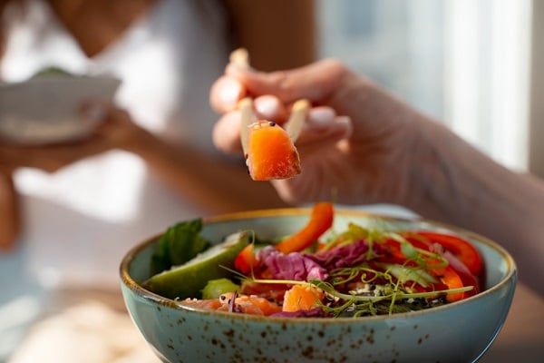 Um dos cuidados que se deve ter após cirurgia plástica no verão é ter uma alimentação saudável.
Na imagem, um prato colorido de alimentos saudáveis.